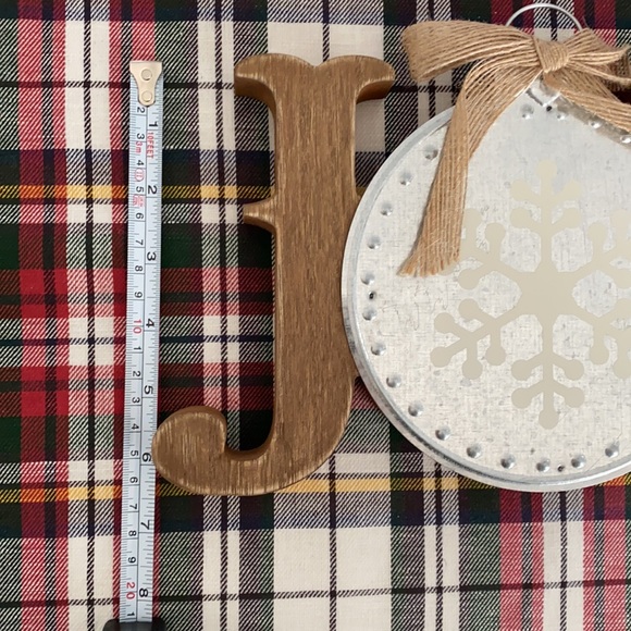 Holiday/Christmas “JOY” sign - wooden and galvanized silver materials - Picture 5 of 6